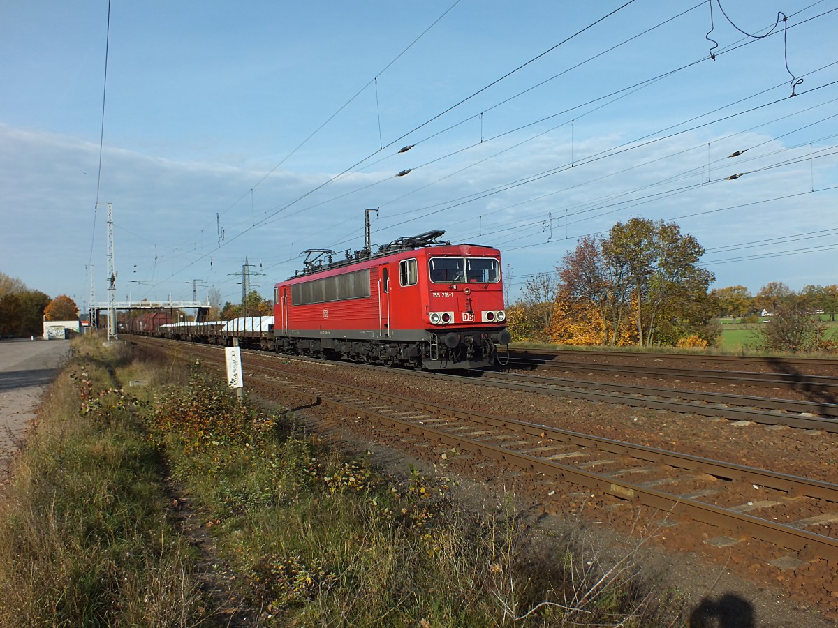 155 218 durchf�hrt hier am 22.10.13 mit einem G�terzug den Bahnhof Saarmund.