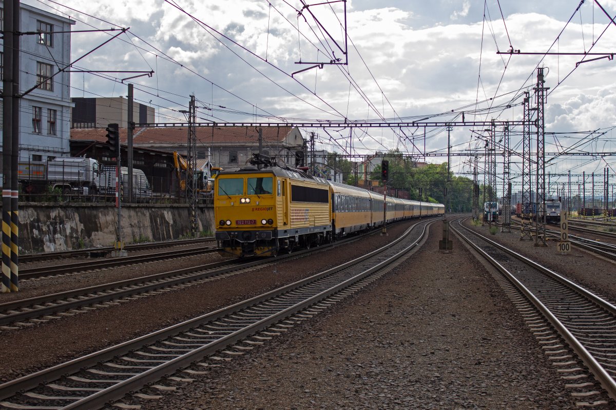 162 112 mit RegioJet 1015 nach N�vs� an der slowakischen Grenze in Praha-Libeň.
