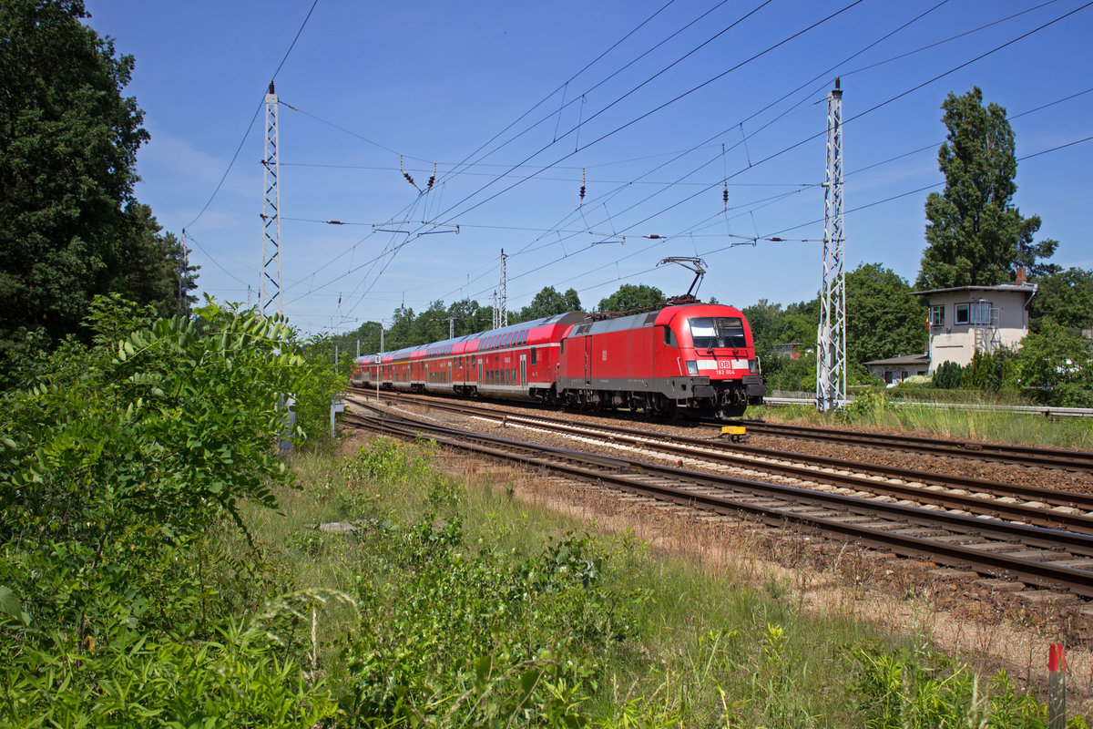 182 004 beschleunigt ihren RegionalExpress, um nach der maroden Br�cke in K�penick (50 km/h H�chstgeschwindigkeit) bis zur Stra�enbr�cke in Karlshorst keine drei Kilometer weiter (70 km/h, wenn ich mich nicht irre), ein bisschen Strecke zu machen.