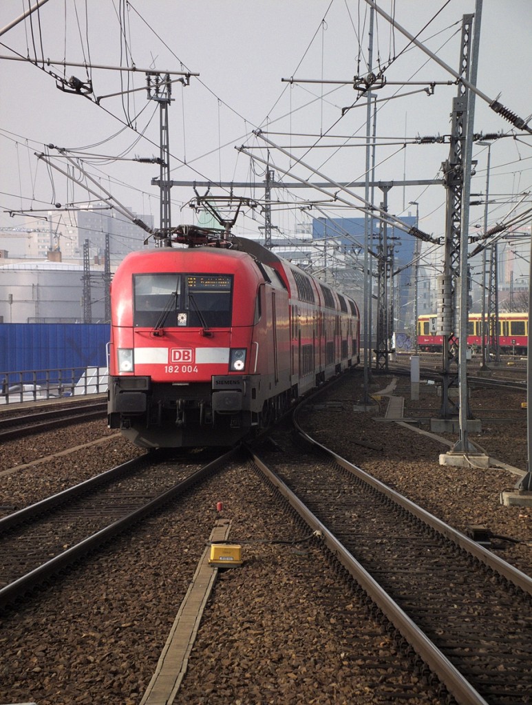 182 004 f�hrt am 6.3.14 mit einem RE1 nach Frankfurt (Oder) in Berlin Ostbahnhof ein.