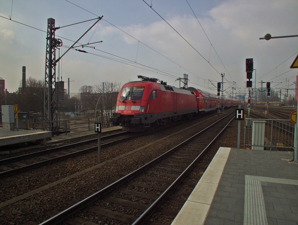 182 006 f�hrt am 6.3.14 mit einem RE1 in Berlin Ostbahnhof ein.