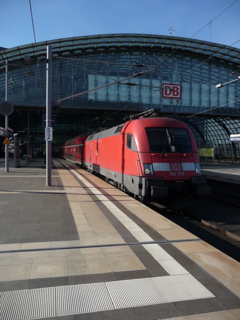 182 009 f�hrt am 31.10.13 mit dem RE1, der an diesem Tag wegen Bauarbeiten in Berlin-Ostbahnhof endete aus dem Berliner Hauptbahnhof aus.