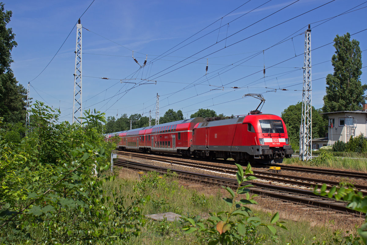 182 009 passiert am 07.06.2016 mit einem RE1 das Stellwerk Sst am Abzweig Stadtwald in Berlin-K�penick.