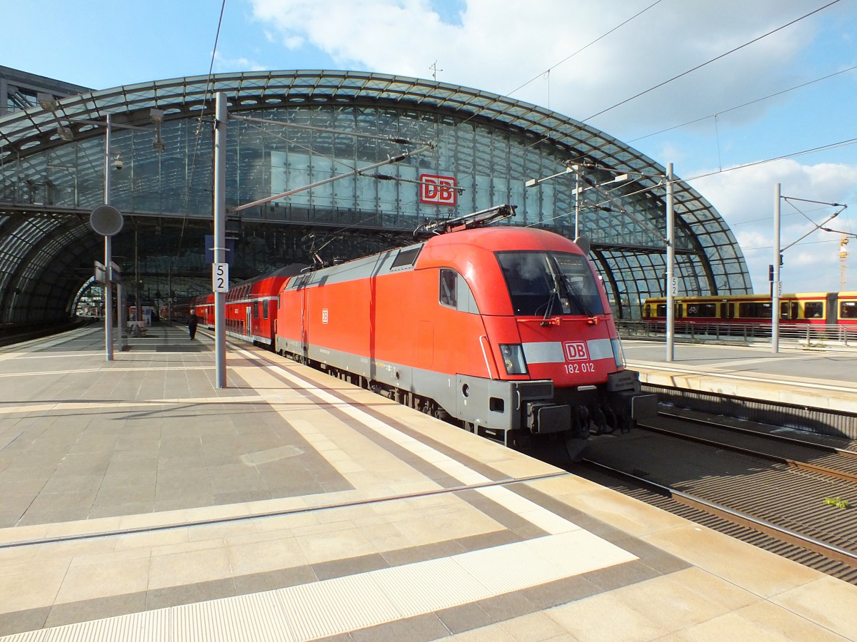 182 012 verl�sst am 2.10.13 den Berliner Hauptbahnhof.
RE1 -> Frankfurt (Oder)