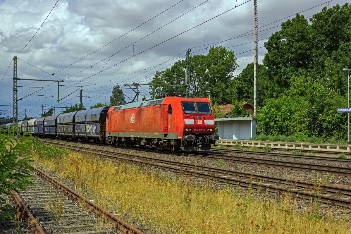 185 018 k�nnte eine Auffrischung der Lackierung vertragen. Die blass rote Lokomotive fuhr am 21.07.22 durch Niederndodeleben in Richtung Magdeburg.