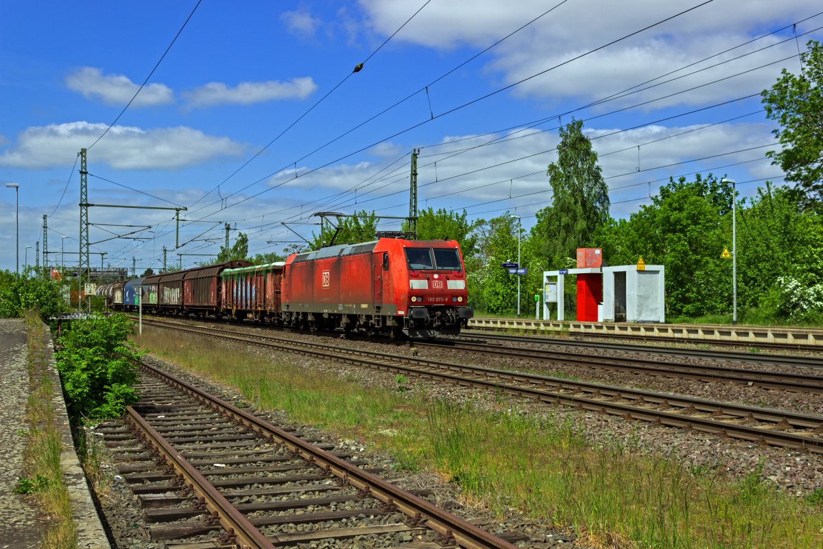 185 075, die eine W�sche vertragen k�nnte, ist mit einem gemischten G�terzug unterwegs in Richtung Magdeburg.
