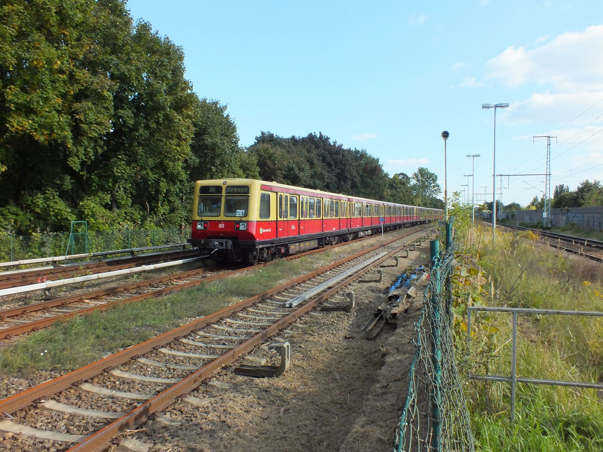 185 158 f�hrt am 2.10.13 am Ende eines Vollzuges der Wuhlheide entgegen.
S3 -> Erkner