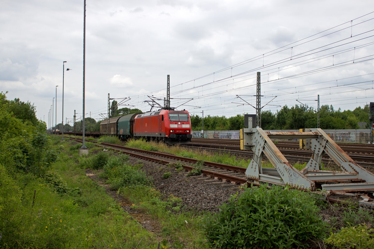 185 158 passiert mit einem gemischten G�terzug am 13.06.17 das Glaswerk in K�ln Porz.