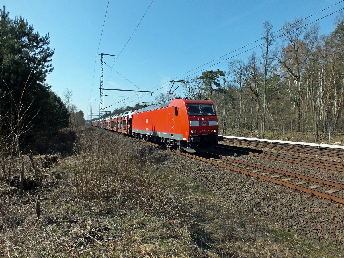 185 175 f�hrt hier am 30.3.14 bei Friedrichshagen mit einer schier endlosen Schlange an fabrikneuen Autos in Richtung Frankfurt.