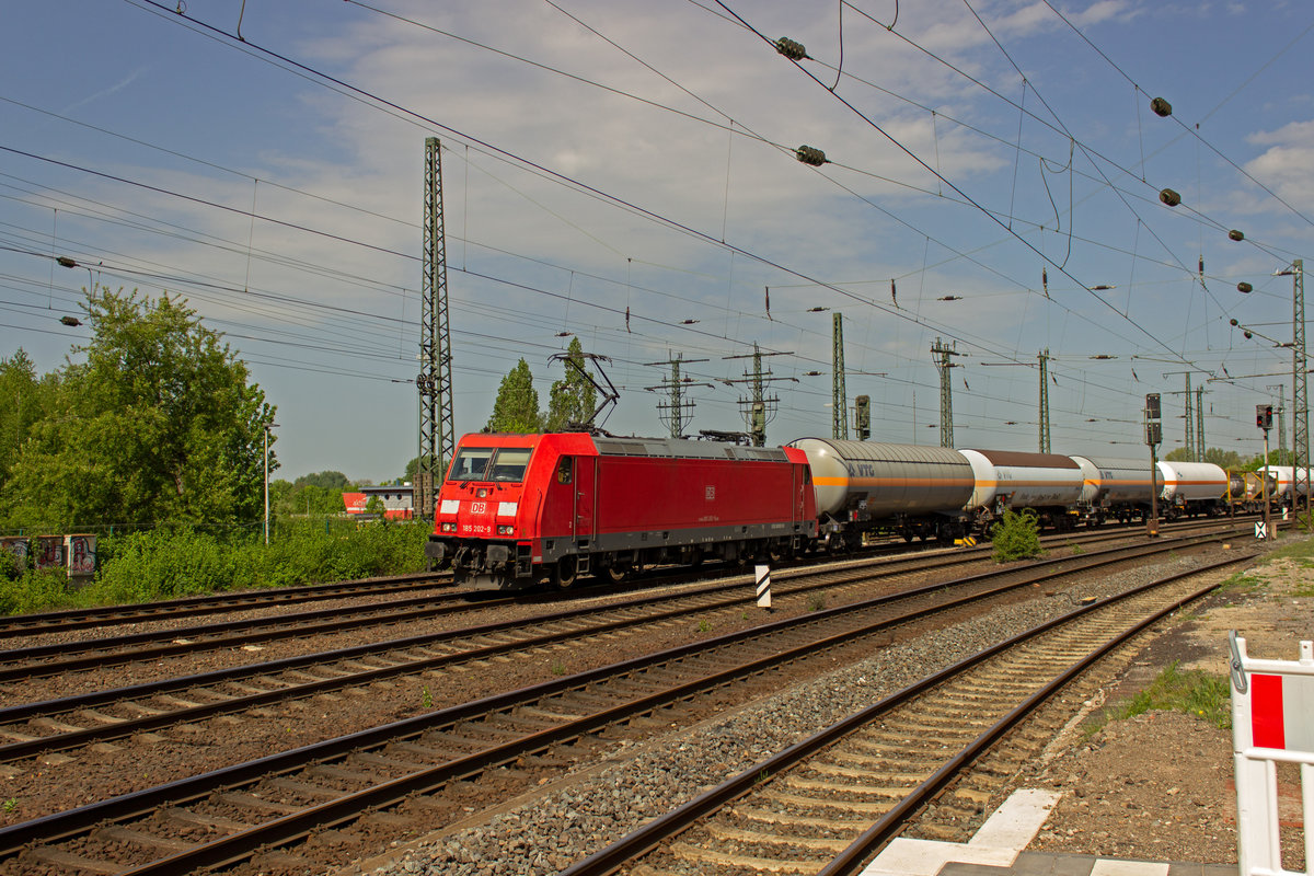 185 202 f�hrt mit einem Kesselwagenzug in Richtung Hamm Rbf.