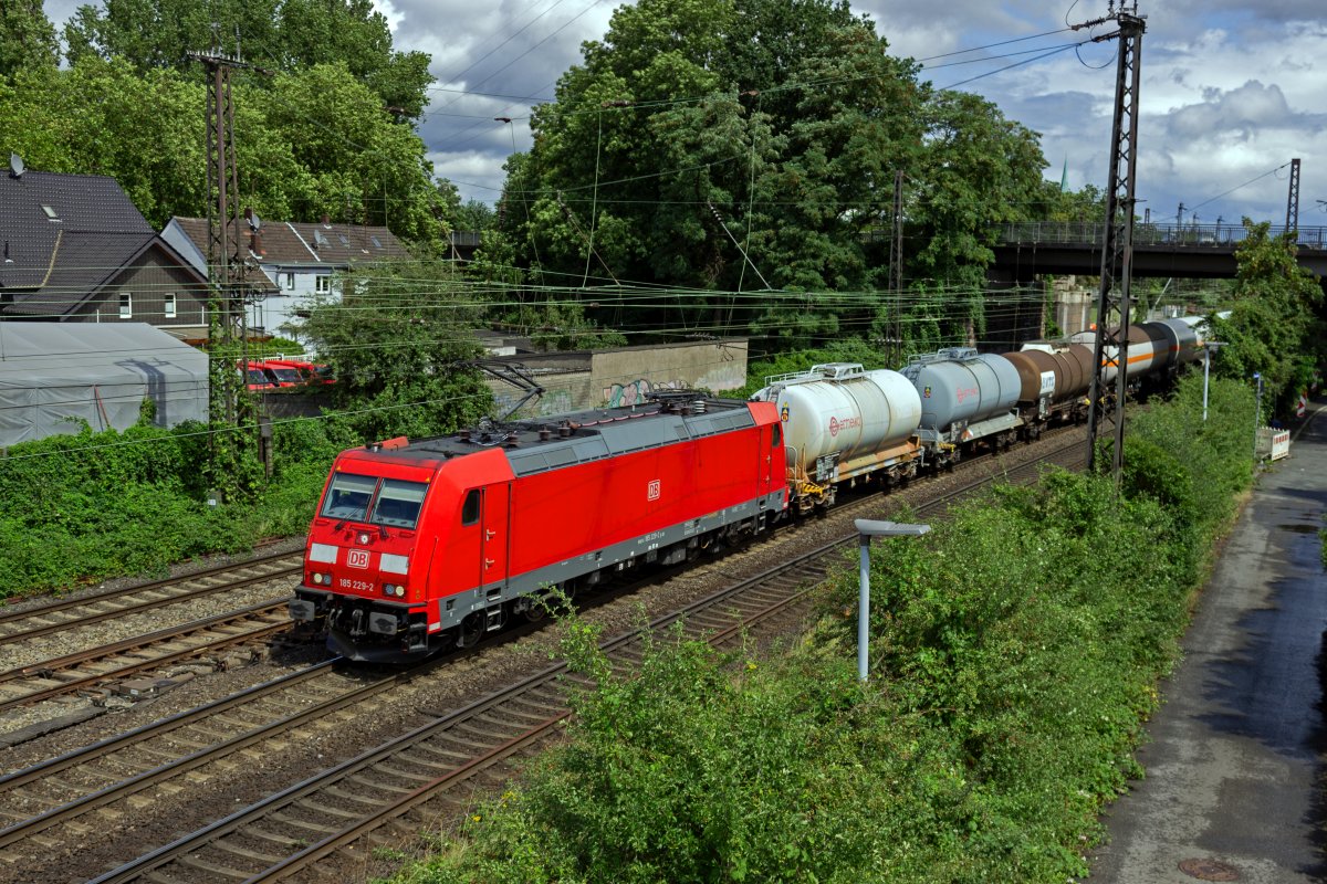 185 229 f�hrt am 28.07.23 mit einigen Kesselwagen aus dem Rangierbahnhof Oberhausen-Osterfeld aus.