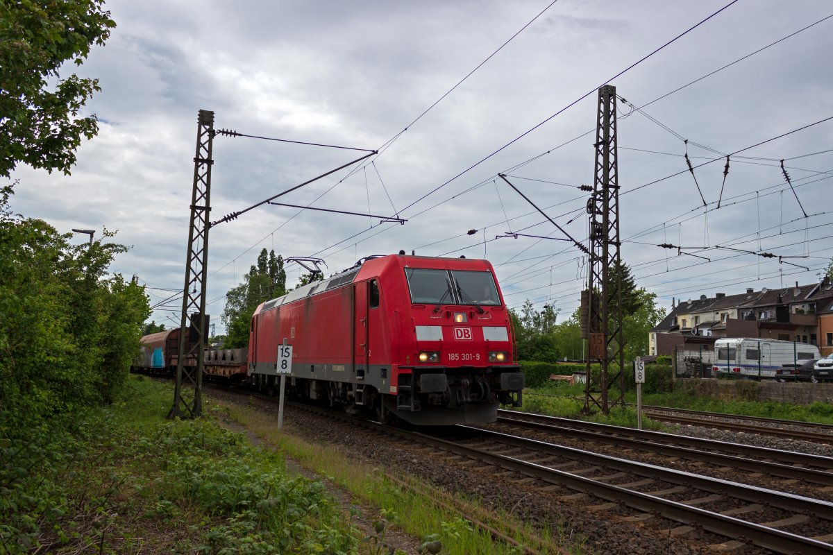 185 301 f�hrt mit einem gemischten G�terzug in Oberhausen-Osterfeld ein.