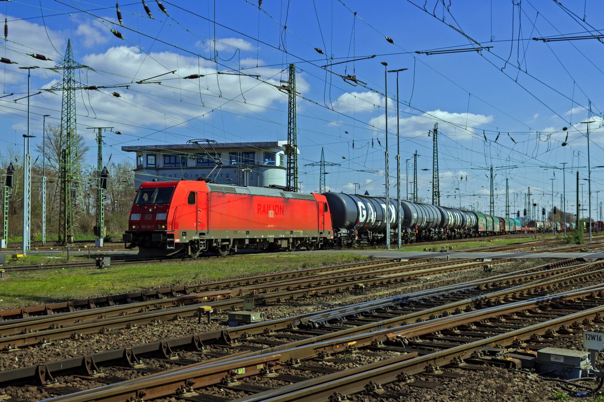 185 302 verl�sst am 05.04.2023 den Rangierbahnhof Gremberg in Richtung K�ln-M�lheim.