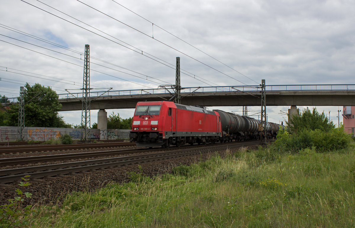185 309, an der das gel�schte Railion-Logo noch gut zu erkennen ist, bef�rdert am 13.06.17 einen Ganzzug Kesselwagen nordw�rts.