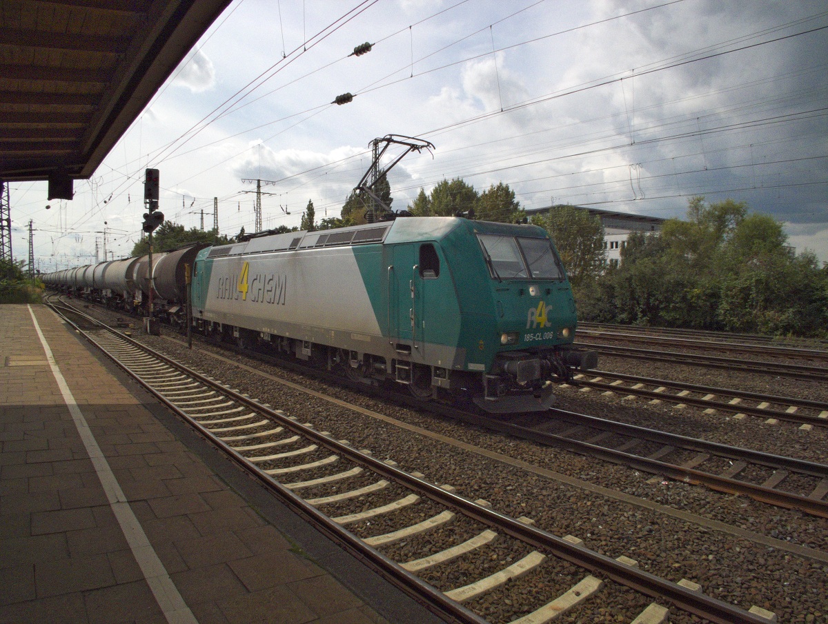 185-CL 006 (185 506) von Captrain tr�gt noch immer Werbung f�r das schon l�nger nicht mehr unter diesem Namen existente Unternehmen Rail4Chem. Doch zumindest die Abk�rzung r4c gibt's noch: Uminterpretiert in Rail4Captrain. Hamm, 22.08.14.