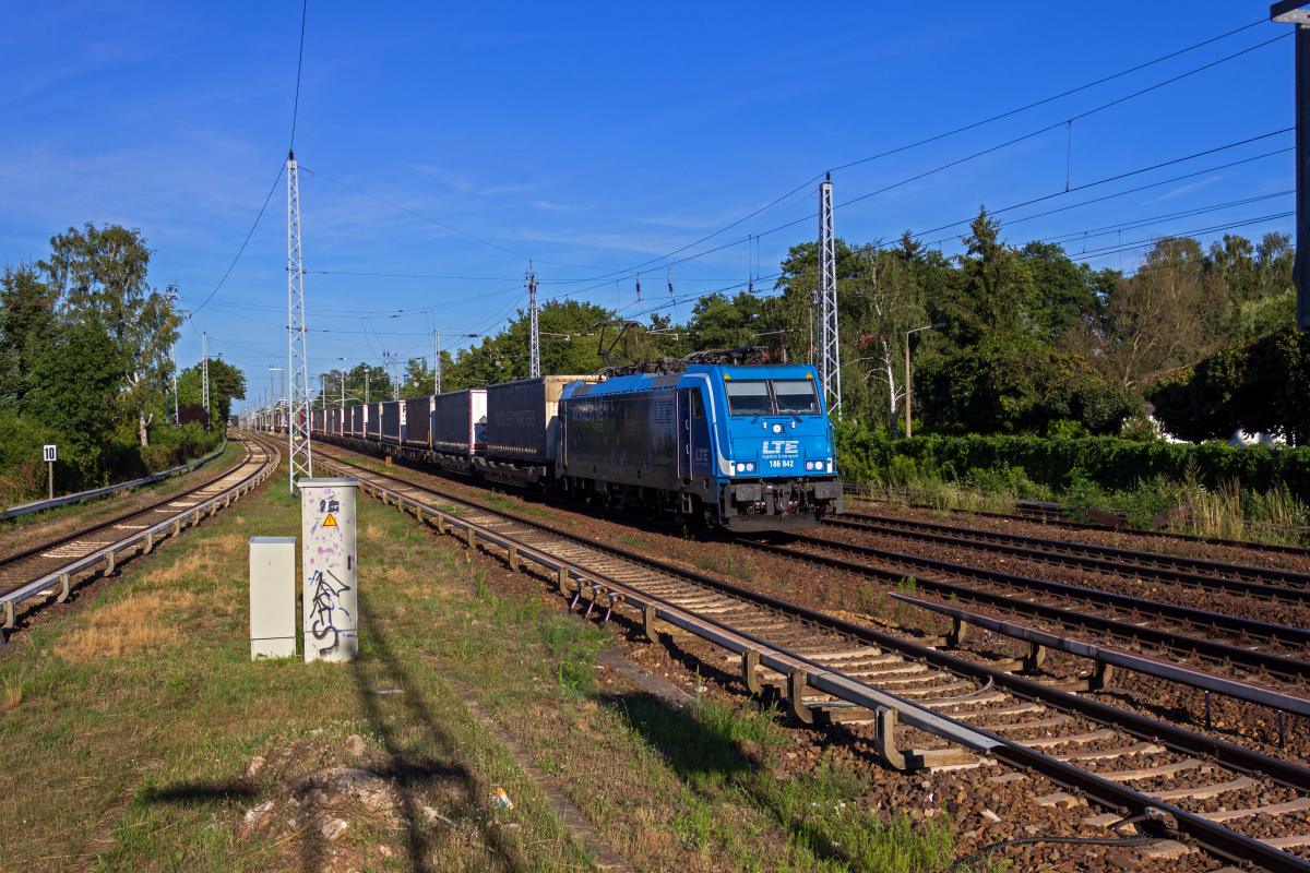 186 942 der Grazer Firma LTE f�hrt mit einem Trailerzug durch den am Beginn des Bahnhofsbereiches von Berlin-K�penick liegenden S-Bahn-Haltepunkt Hirschgarten.