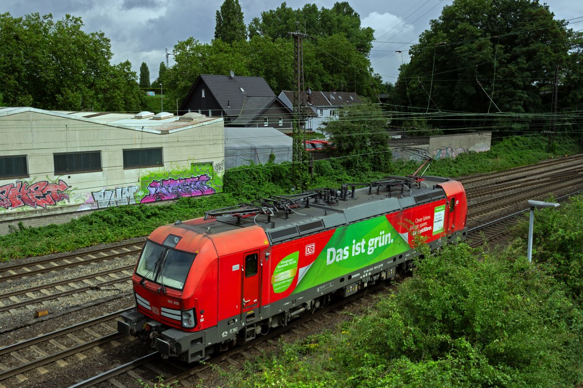193 309 wirbt gleichzeitig f�r die gute Umweltbilanz des Schienenverkehrs und f�r den Beruf des Triebfahrzeugf�hrers. Am 28.07.23 f�hrt die Lok in Oberhausen-Osterfeld ein, wo sie einen G�terzug bespannen wird.