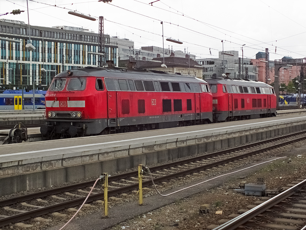 218 419 und 433 warten in einem Stumpfgleis des Münchner Hauptbahnhofes auf weitere Einsätze. Gut eineinhalb Wochen später hatte dasselbe Pärchen den EC am Haken, den ich auf der Rückfahrt von Lindau nach München nutzte.