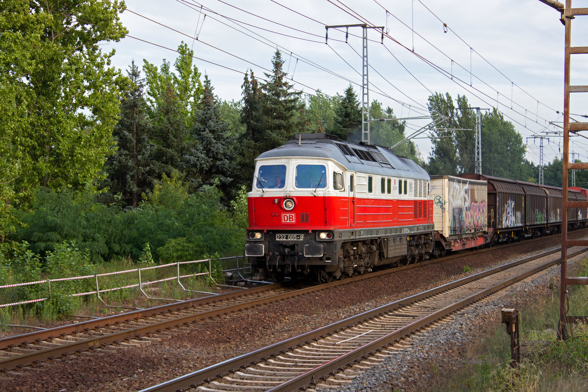232 005 geh�rte Jahre lang der polnischen Marke EastWestRailways, die zu DB Cargo Polska geh�rte. Mittlerweile ist die Lok wieder beim deutschen Mutterunternehmen unterwegs und �berraschte mich am 08.08. auf dem Weg zur Bushaltestelle. Also schnell zur�ck an die Gleise und einen Notschuss angefertigt.