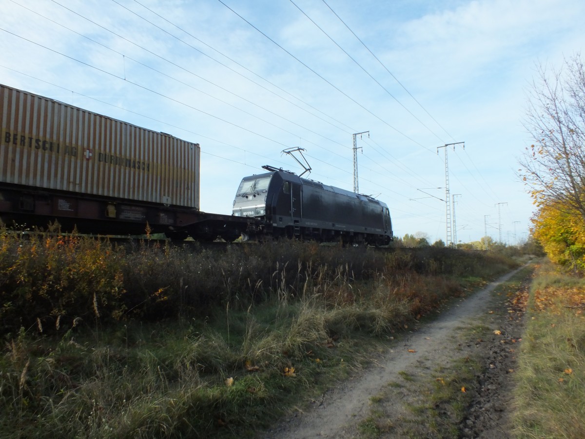 3 von 5 Z�gen, die ich in der Wulheide traf, kamen aus der falschen Richtung. Also mal ein Nachschuss auf die durch boxXpress eingesetzte MRCE-185 570 (91 80 6185 570-9 D-DISPO). 19.10.13