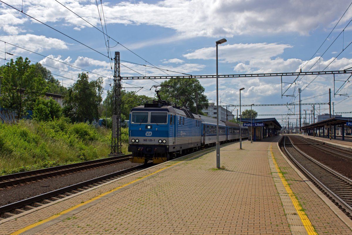 362 125 ist am 21.06.19 mit dem werkt�glichen Verst�rkerzug Sp1901 nach Kutn� Hora in Praha-Libeň angekommen. Ein Sp ist ein beschleunigter Nahverkehrszug, der zwischen Os und R steht und haupts�chlich Verbindungen im Berufsverkehr abdeckt.