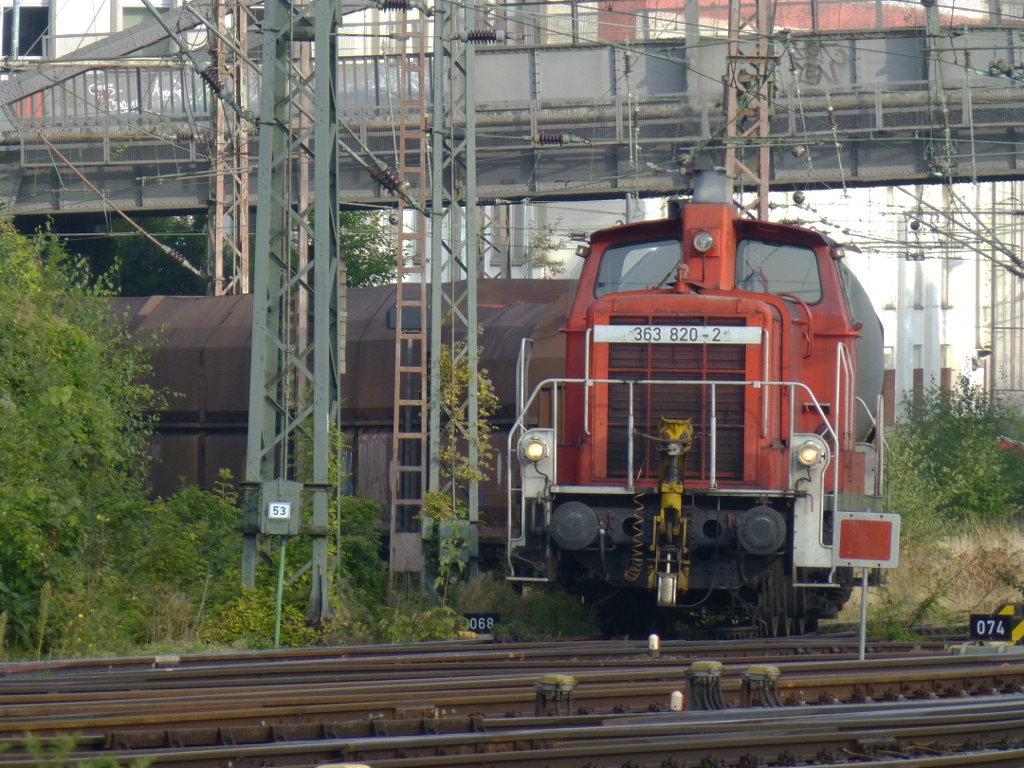 363 820 steht am 19.9.13 mit einigen G�terwagen in der Einfahrt des Hagener Hauptbahnhofes aus Richtung Eckesey. 