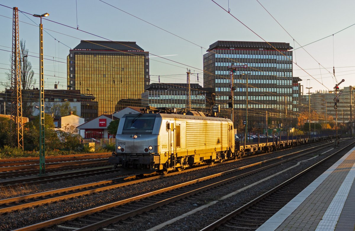 37 012 aus dem akiem Mietlokpool f�hrt am 04.12.19 durch D�sseldorf-Rath Richtung Ruhrgebiet.