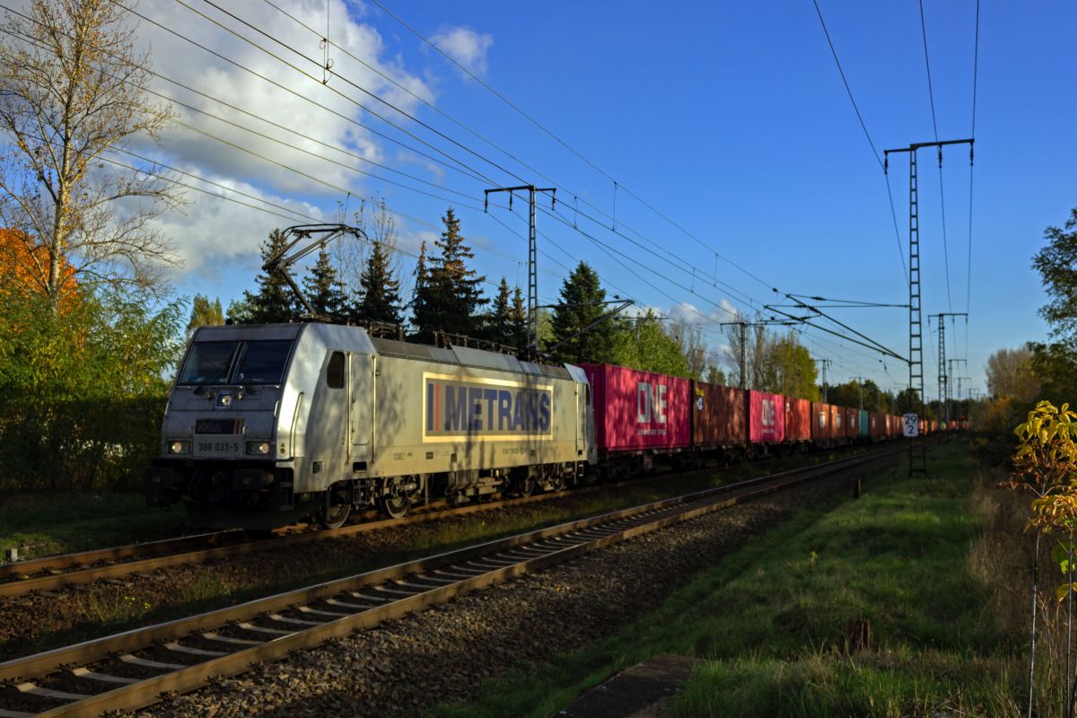 386 033 von Metrans ist mit einem der f�r dieses Unternehmen typischen Containerz�ge am 23.10.24 in Berlin auf dem Weg in Richtung Norden.
