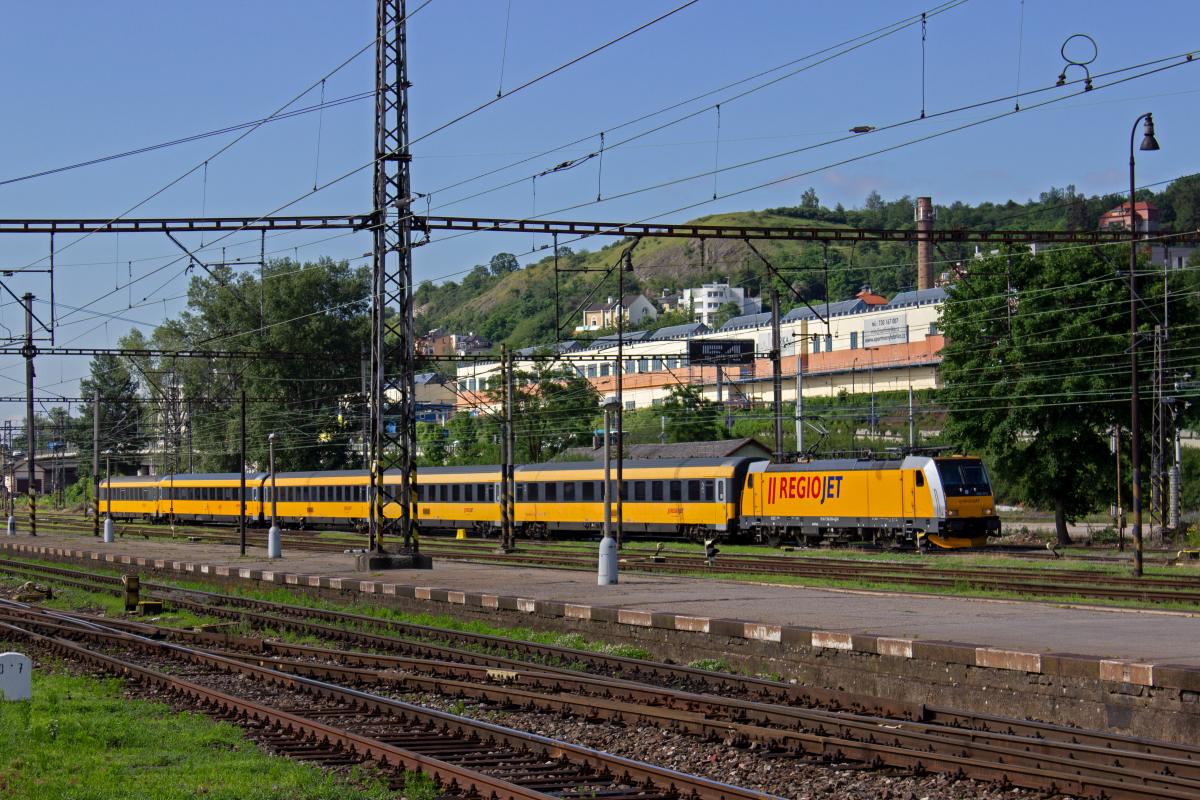 386 203 von RegioJet rangiert eine kurze Wagengarnitur auf den von der privaten Bahngesellschaft angemieteten Gleisen im ehemaligen G�terbahnhof Sm�chov.