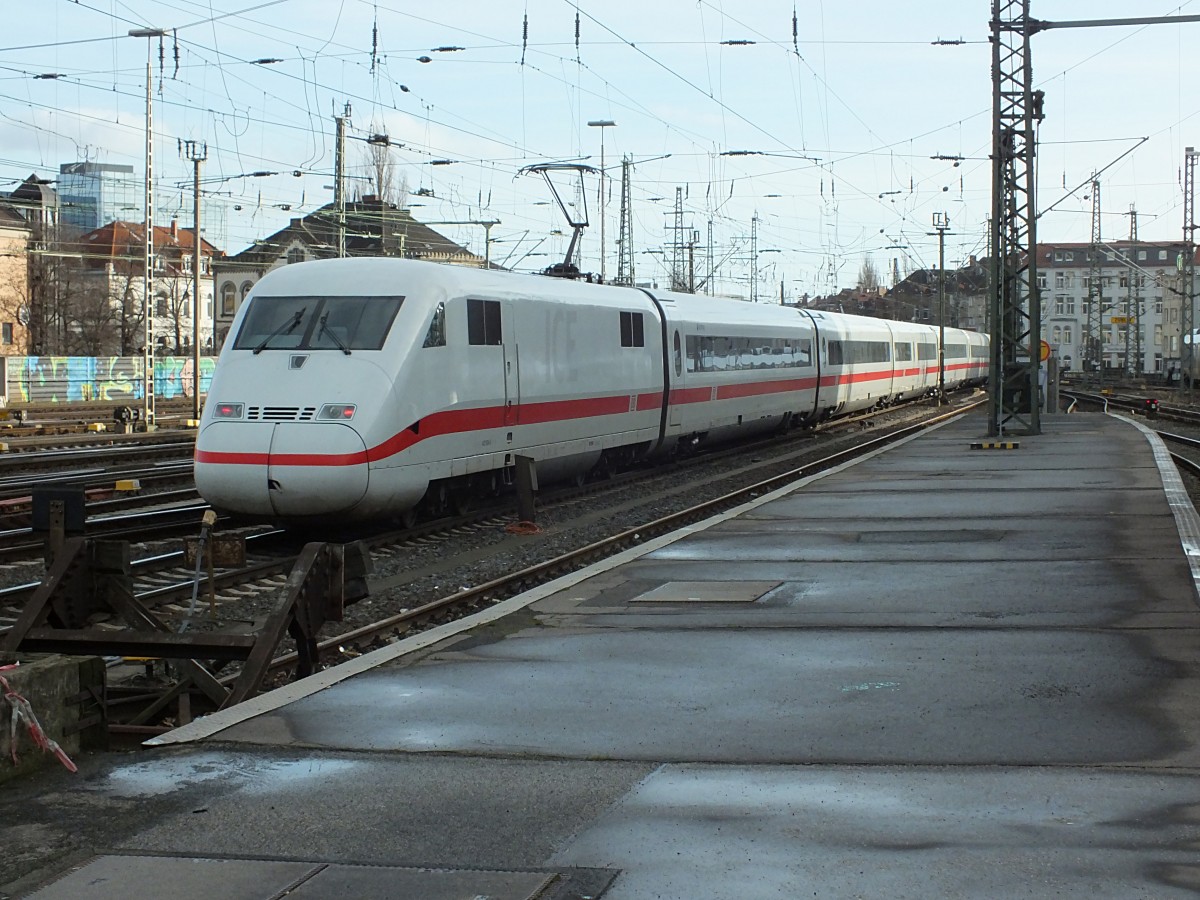402 002  Wuppertal  (weiter vorne) und ein unbekannter weiterer 402 verlassen am 7.1.14 Hannover HBF in Richtung M�nchen.