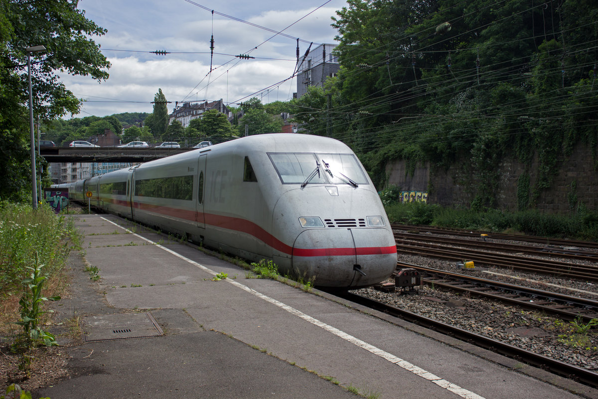 402 044 hat von Berlin kommend sein Ziel K�ln bald erreicht. Zuvor wird allerdings noch ein Zwischenstop in Wuppertal eingelegt.