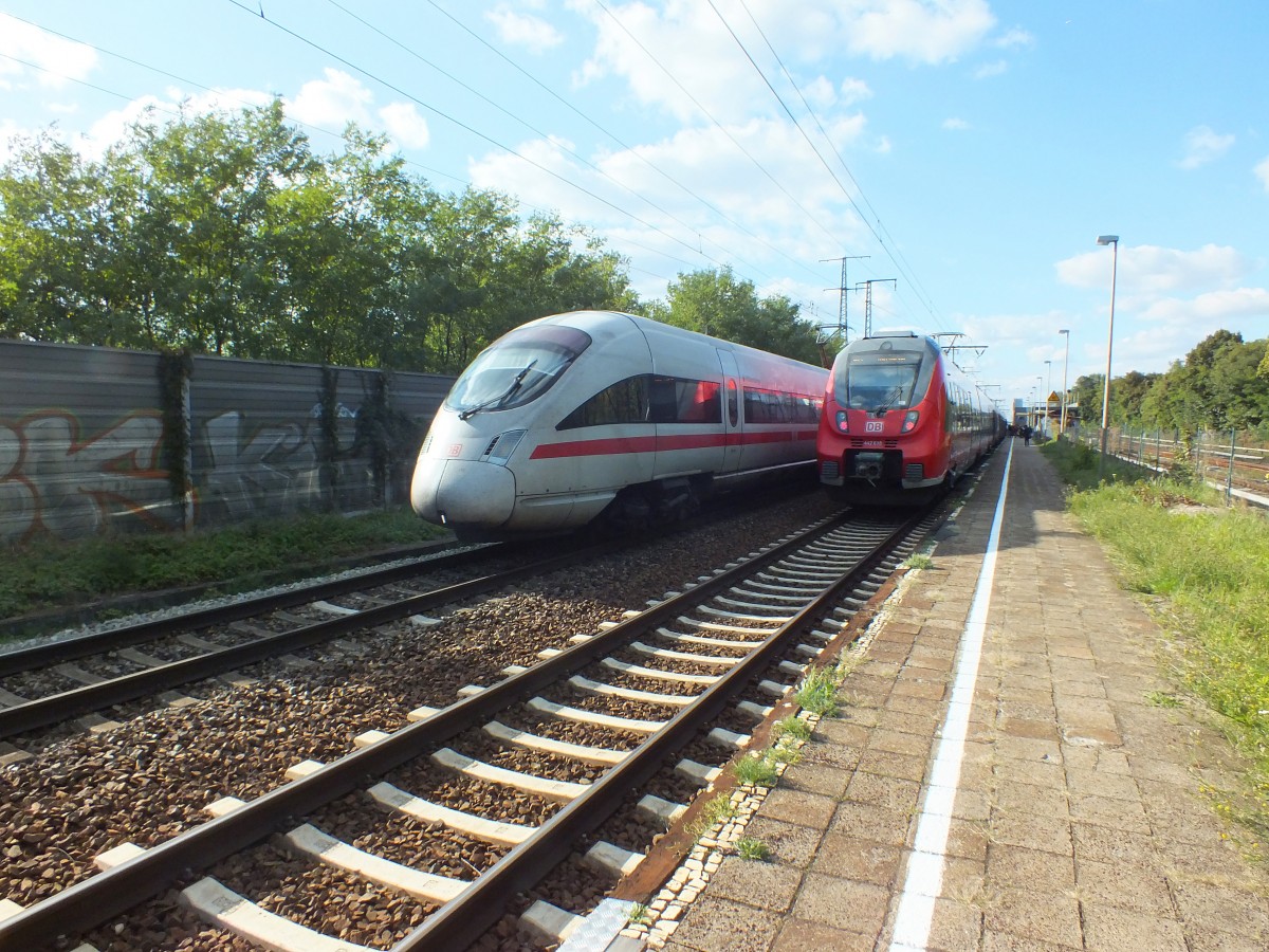 411 032 durchf�hrt am 2.10.13 Berlin-Karlshorst. Rechts im Bild 442 138. In unmittelbarer N�he zum Bahnhof liegt das ICE-Betriebswerk Rummelsburg. Z�ge von dort in den unteren Bahnhof von Berlin HBF m�ssen hier durch.