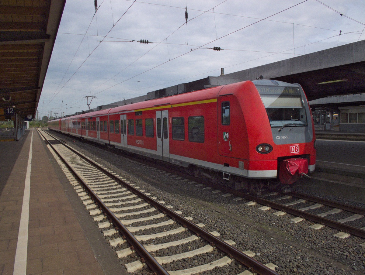 425 067 und 069 stehen am 22.08.14 als RE11 nach M�nchengladbach in Hamm.