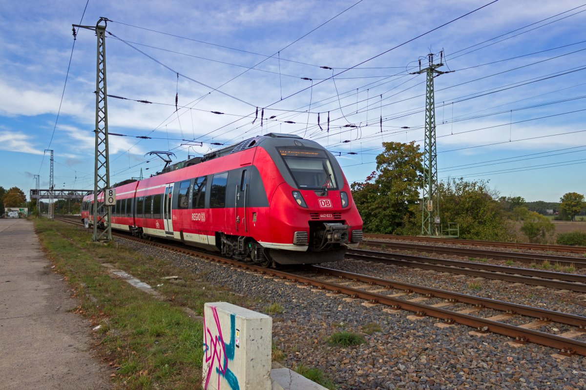442 123 verl�sst auf dem Weg nach K�nigs Wusterhausen Saarmund. Etwas sp�ter im Herbst 2020, ab Anfang November nehmen auch die Z�ge dieser Linie den Weg �ber den Bahnhof des neuen Flughafens BER.