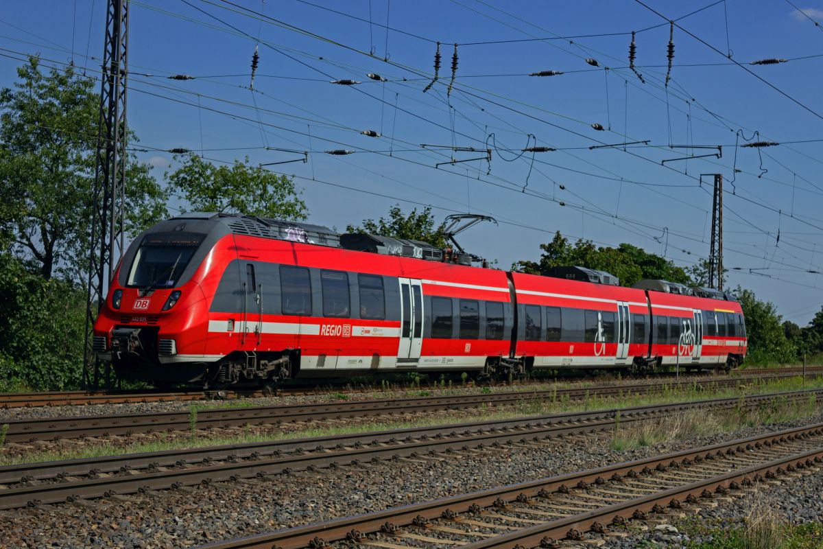 442 125 f�hrt auf dem Weg nach Potsdam in Saarmund ein.