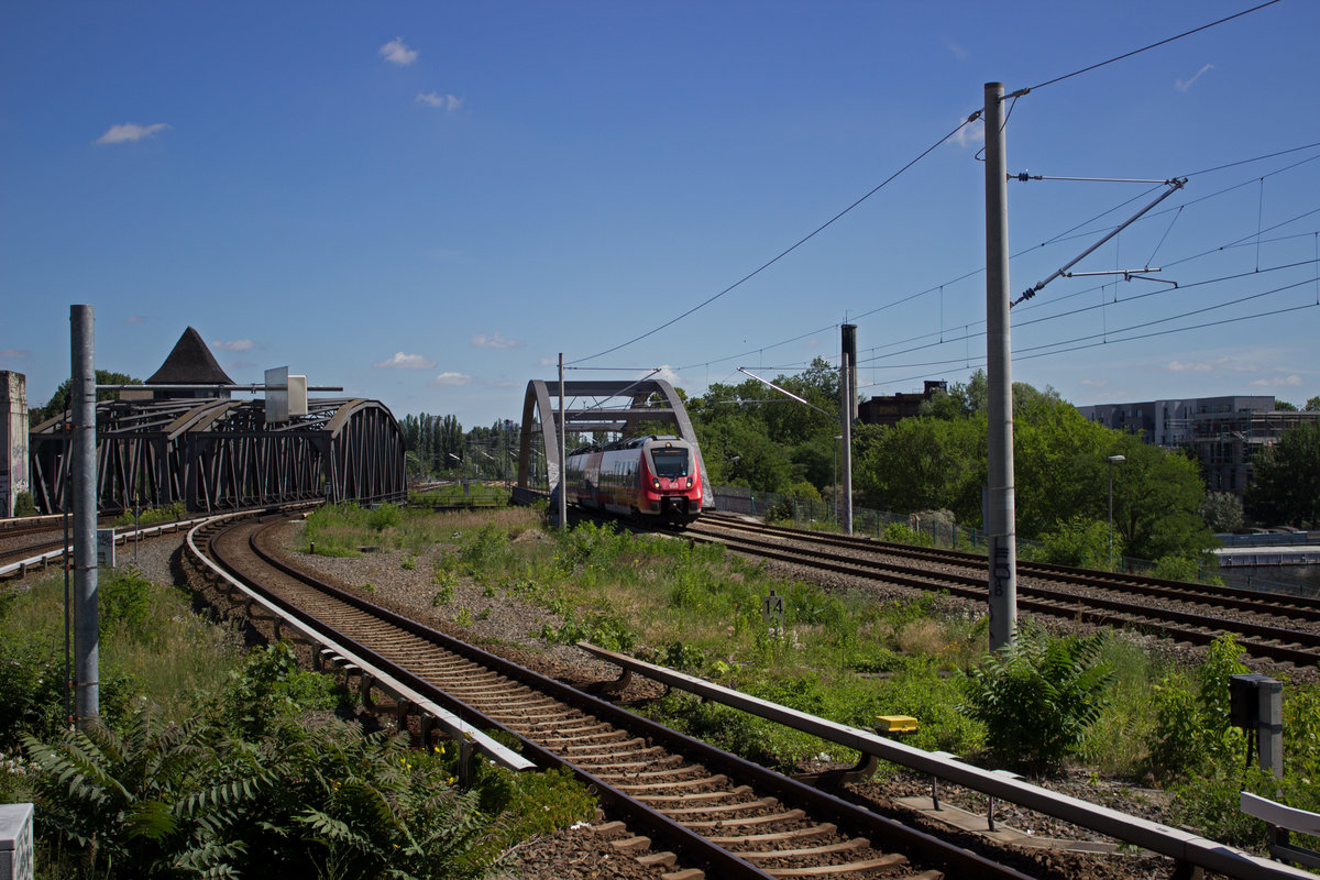 442 128 �berquert auf dem Weg nach Senftenberg die Spree und wird bald in Berlin-Sch�neweide halten, das erst k�rzlich wieder einen Anschluss an das RB-Netz Berlin/Brandenburgs erhielt.