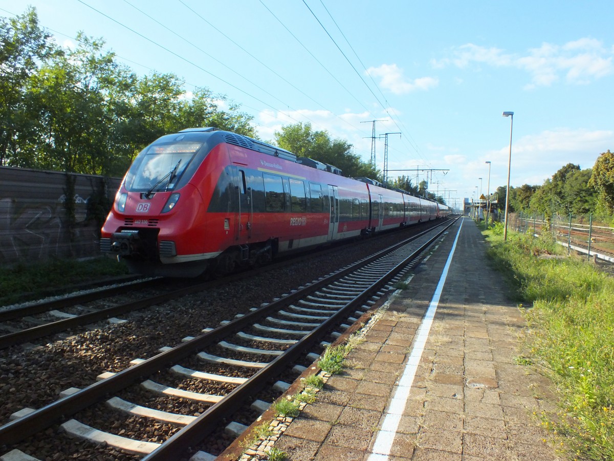 442 330 und 442 137 fahren am 2.10.13 aus Berlin-Karlshorst aus. Der  AirportExpress Sch�nefeld  ist durchgehend mit Doppeltraktionen best�ckt.
RB 14 -> Berlin-Sch�nefeld Flughafen