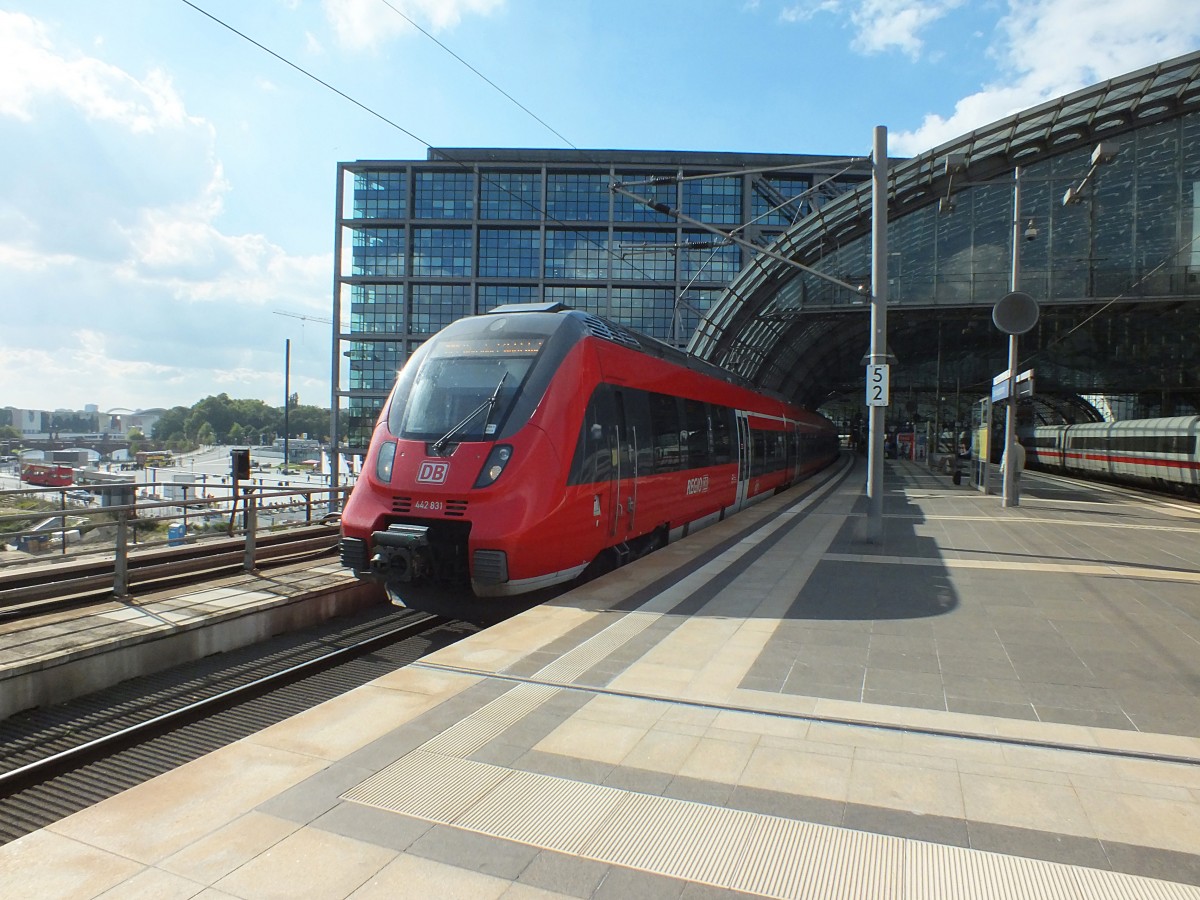 442 331 verl�sst am 2.10.13 den Berliner Hauptbahnhof.
RE7 -> W�nsdorf-Waldstadt