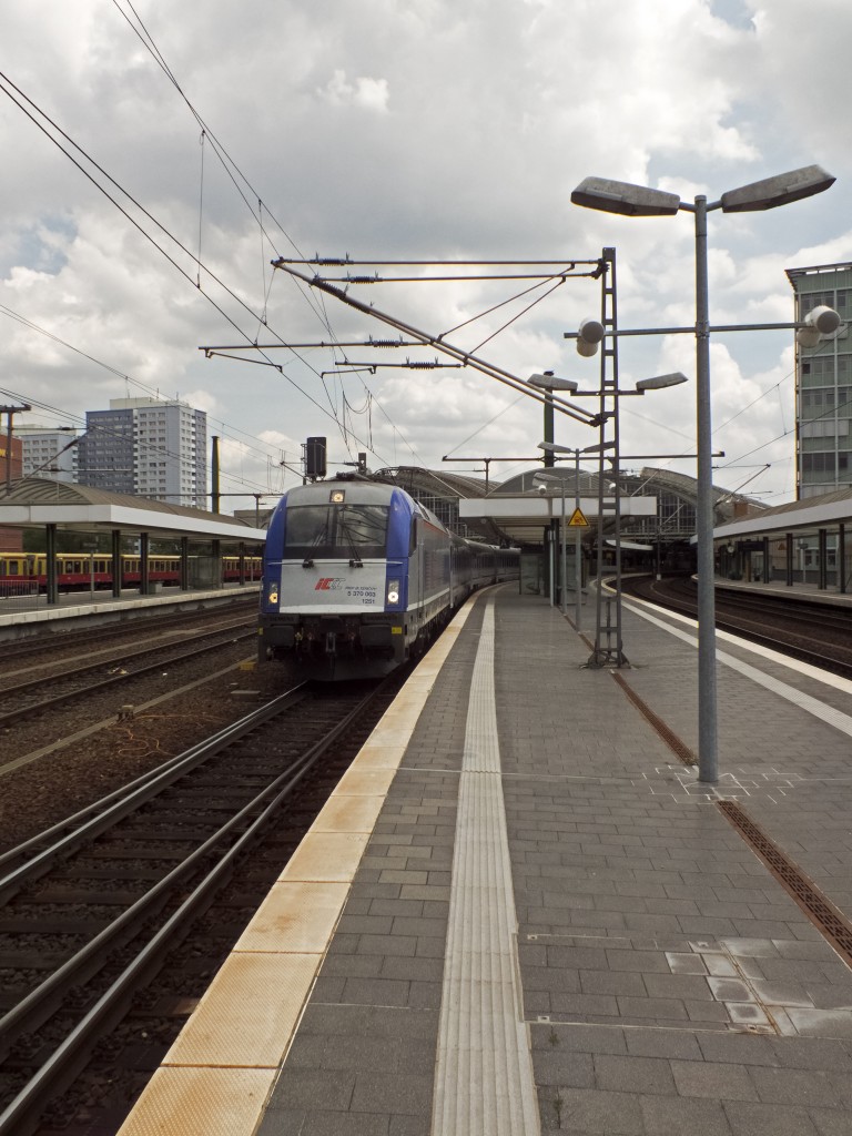 5 370 003 von PKP Intercity hat schon einige Hundert Kilometer hinter sich, als sie mit EC 54 aus Gdynia bei Dnazig den Berliner Ostbahnhof verlässt. Lange ausruhen kann sie sich nicht, der Gegenzug EC 55 startet am selben Nachmittag.