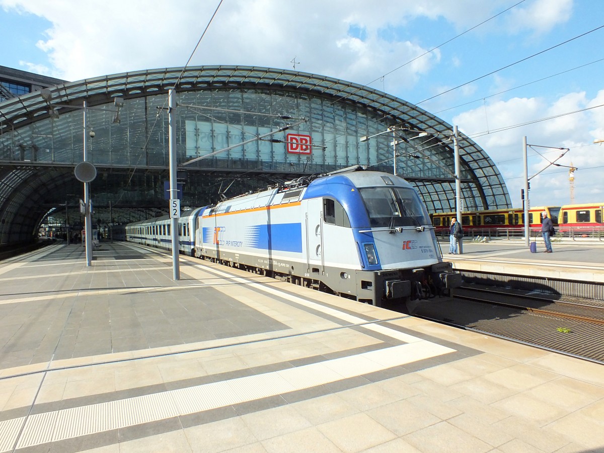 5370 004 f�hrt aus dem Berliner Hauptbahnhof aus.
