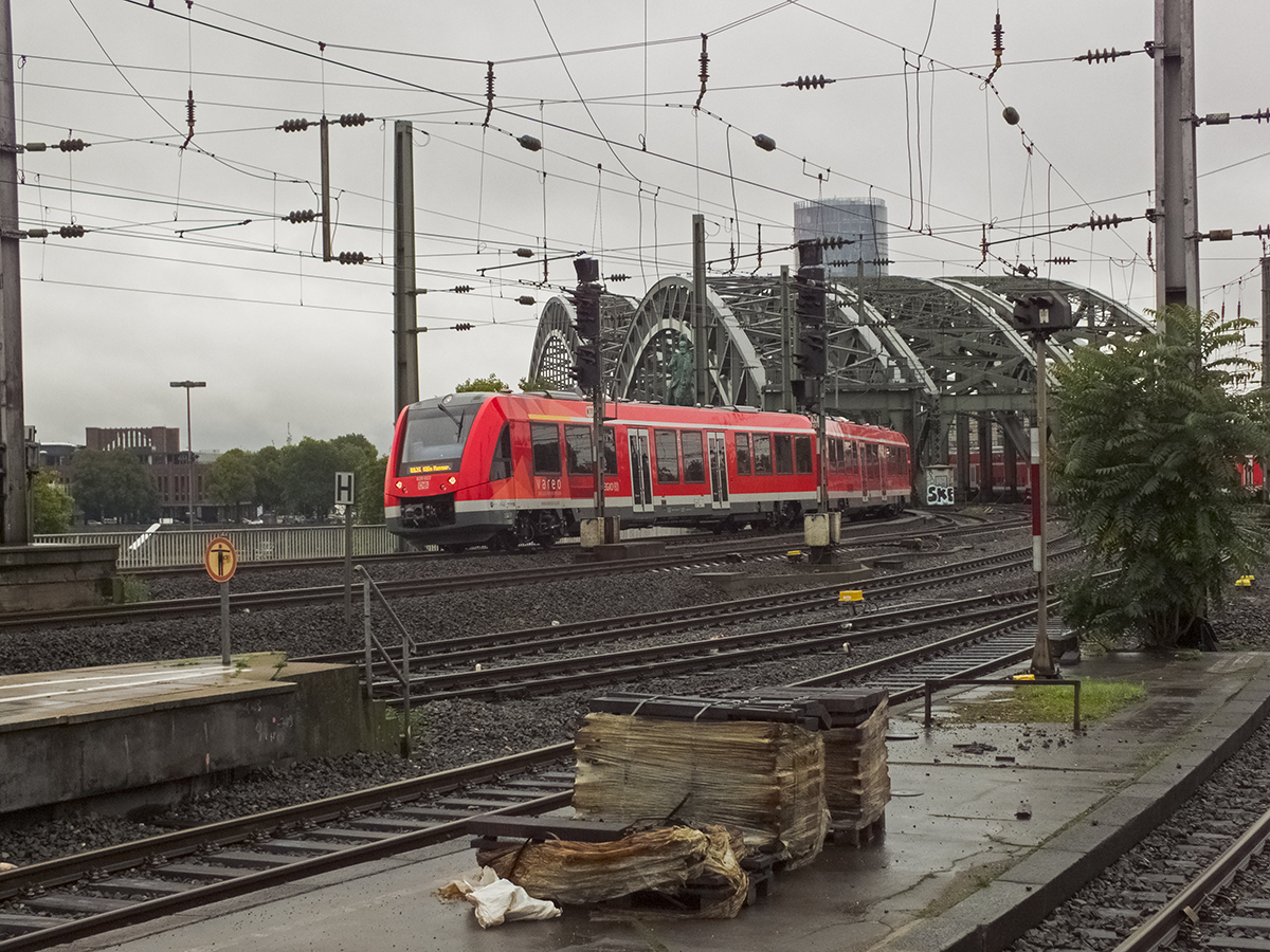 620 022 erreicht als RB25 aus Meinerzhagen den Kölner Hauptbahnhof. Am 26.08.14 waren die Züge auf dieser Linie morgens zwischen neun und zehn zwar augenscheinlich sehr gut gefüllt, allerdings nur mit einem einzelnen 620er unterwegs. Ein zusätzlicher 622er wie in der Hauptverkehrszeit könnte durchaus angebracht sein.