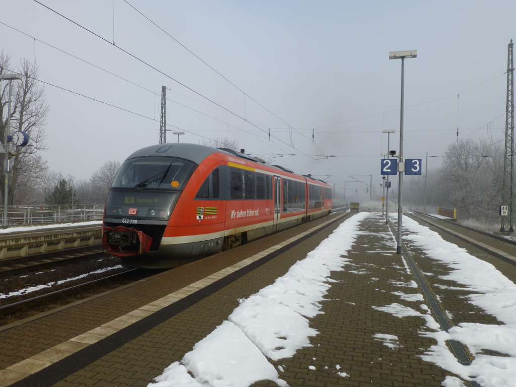 642 730 als RE 10 nach Magdeburg im oberen Bahnhofsteil von S�mmerda, 5.2.14
