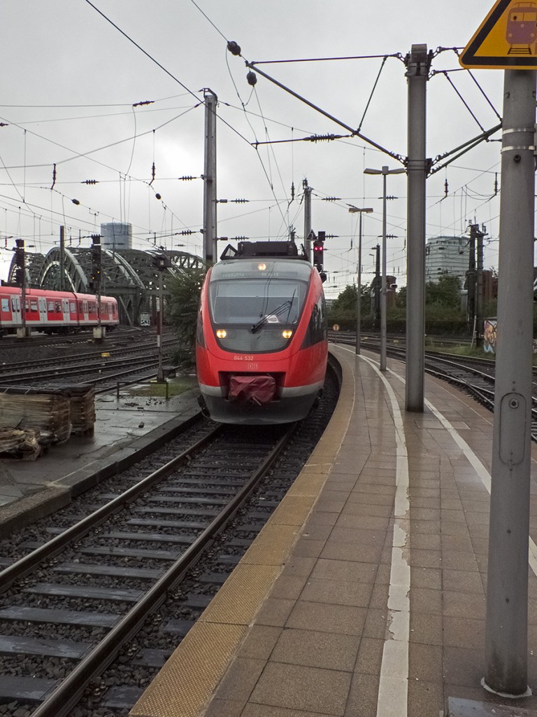 644 032 und 009 fahren am 26.08.14 als RB in Richtung Gerolstein in Köln ein. Noch fahren die einst speziell für das Kölner Dieselnetz gebauten 644er, ein Teil von ihnen steht allerdings auch schon auf dem Gelände des Stillstandsmanagements in Hamm. Ein neues Einsatzgebiet nach der vollständigen Ablieferung der LINT-Triebwagen scheint es noch nicht zu geben.