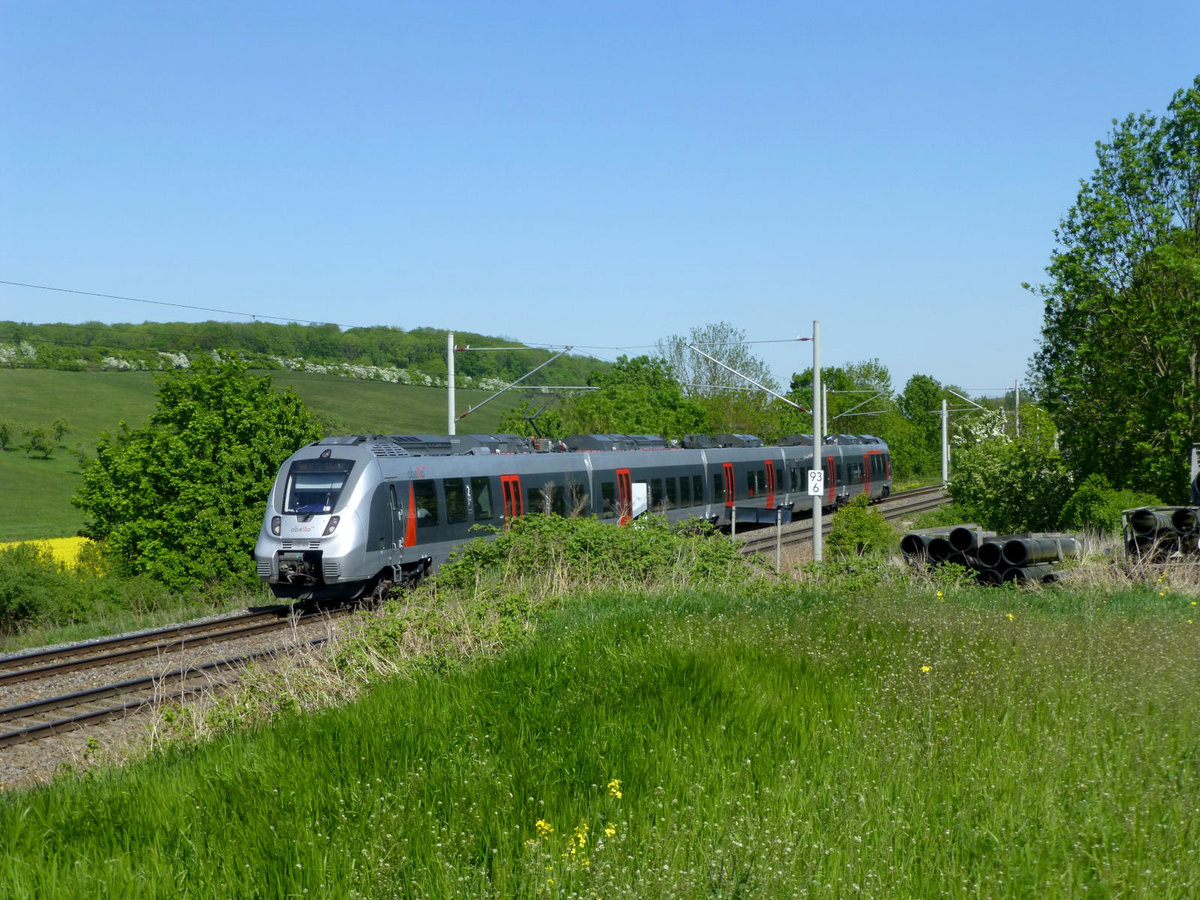 Abellio-F�nfteiler (442 307) Richtung Erfurt, kurz vor dem Haltepunkt Hopfgarten. 7.5.2018.