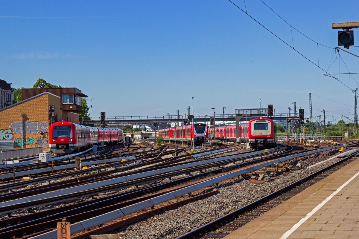 Alle im Jahre 2020 aktiven Baureihen der Hamburger S-Bahn auf einem Bild vereint. Eingerahmt von den Baureihen 474 und 472 warten einige neue 490 darauf, mehr Leistungen zu �bernehmen. Die �lteren Fahrzeuge der Baureihe 472 sind dadurch mittlerweile am Ende ihrer Laufbahn angelangt.