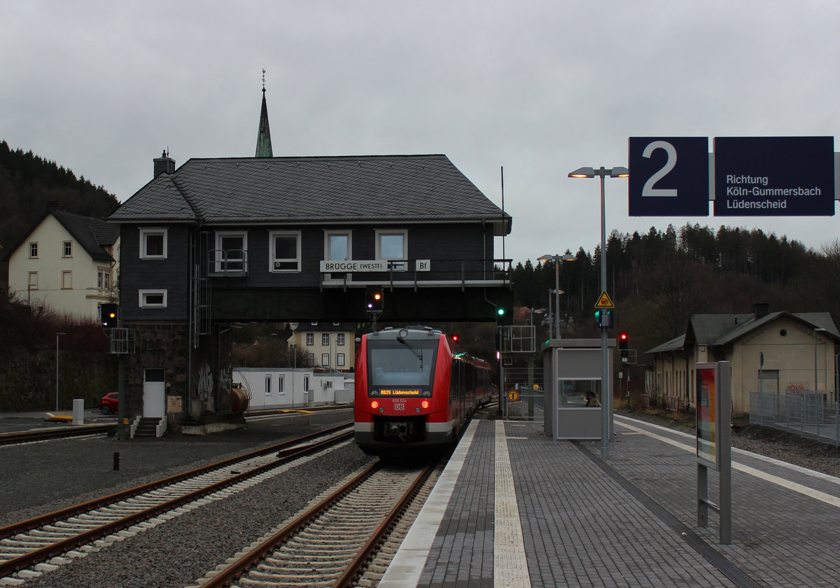 Als der Bahnhof Br�gge f�r die Wiederer�ffnung der Strecke aus Richtung Meinerzhagen erneuert wurde, blieb das alte, denkmalgesch�tzte Reiterstellwerk erhalten. Gesteuert wird der Bahnhof mittlerweile freilich von einen ESTW-Rechner, der in dem wei�en Zweckbau im Hintergrund angesiedelt ist. 620 024 setzt seine Fahrt in Richtung L�denscheid fort.