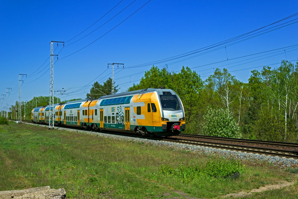 Als Betriebsfahrt und mit einem freundlich winkenden Tf f�hrt 445 112 am 08.05.23 durch die Wuhlheide.