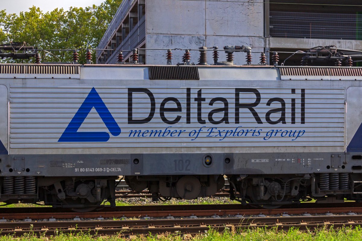 Als die damalige Lok 102 im Jahr 2018 von der RBH abgestellt wurde, lag die letzte Hauptuntersuchung weniger als zwei Jahre zur�ck. Nachdem Delta-Rail die Lok �bernommen hat, kam sie dann auch (fast) im Erscheinungsbild des Vorbesitzers weiter zum Einsatz. Im Jahr 2020 ist die Lackierung schon etwas verblichen und die Reste der alten Anschriften der Lok, die nun auf die Nummer 243 069 h�rt, sind erstaunlich gut zu entziffern.