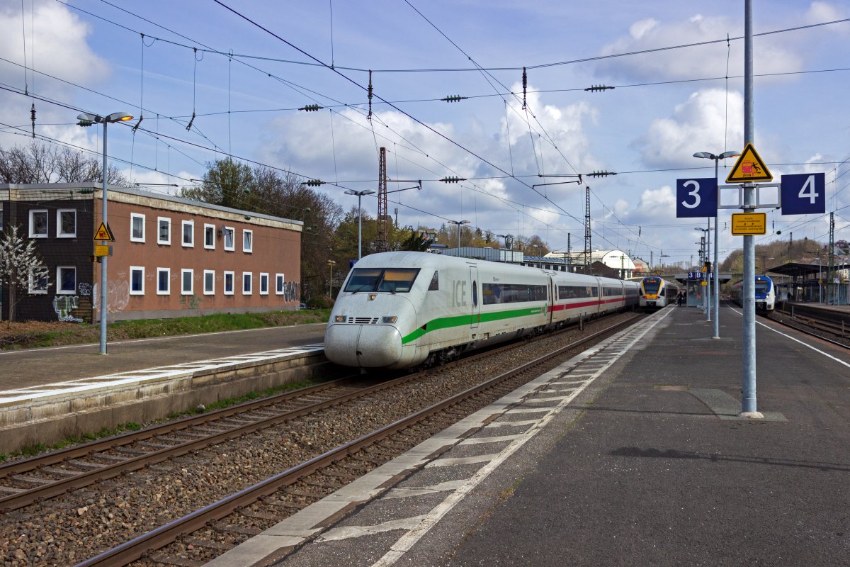 Als ICE von Berlin nach K�ln war am 03.04.21 die ICE2-Einheit  Schwerin  mit dem Steuerwagen 808 023 an der Spitze eingesetzt.