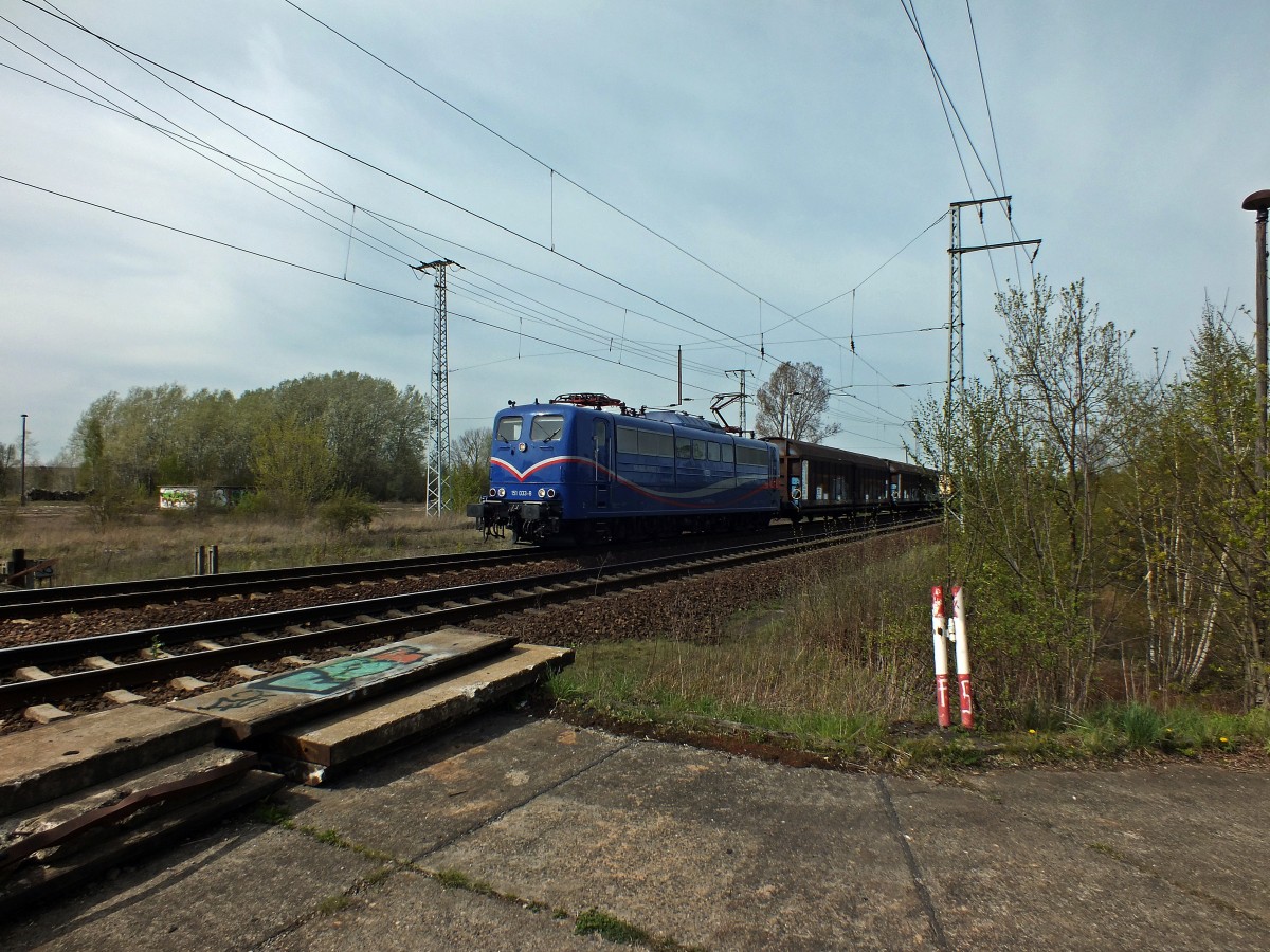 Als ich in der Ferne etwas Blaues sich auf mich zubewegen sah, gr�belte ich so sehr dar�ber nach, was es wohl sein k�nnte, dass ich beinahe verga, den Ausl�ser zu bet�tigen. In der R�ckschau v�llig klar: Die 150 033 von SRI Rail Invest nat�rlich. Wenn man �brigens 10.000Ⴌ oder mehr zur Verf�gung hat, bietet SRI seine Lokomotiven sogar als Geldanlage an.